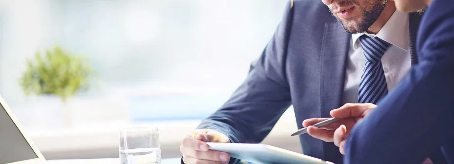 deux conseillers en gestion de patrimoine au travail