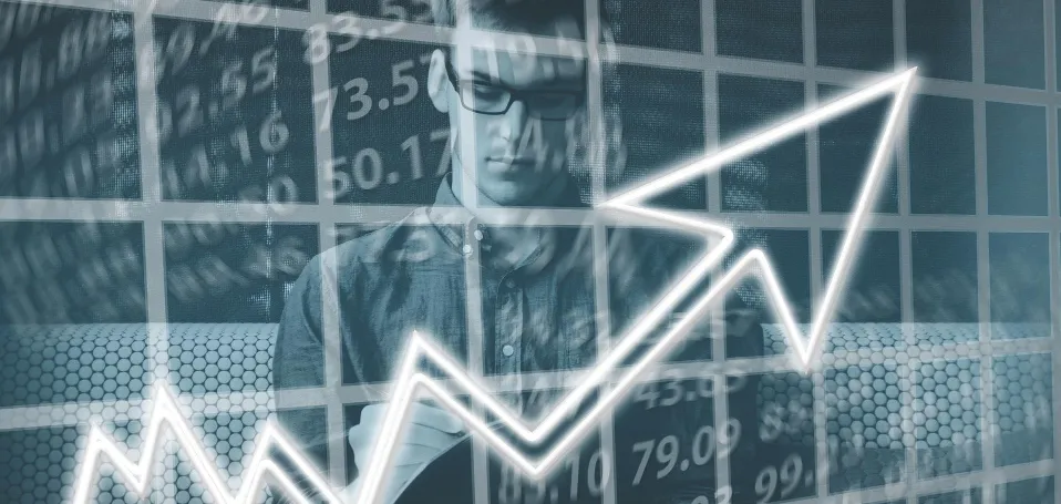 homme regardant la bourse