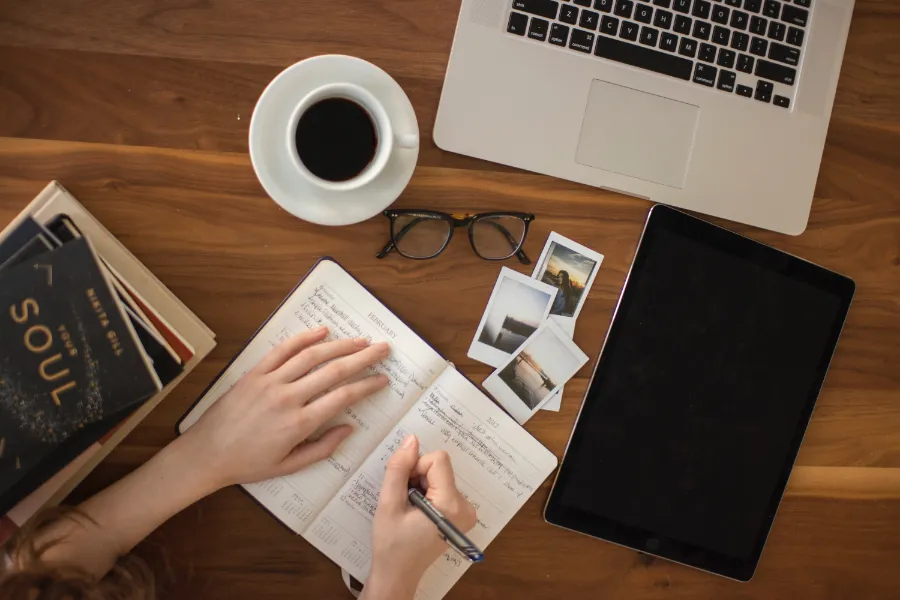 femme prenant des notes